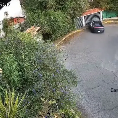 Meksika'da kontrolden çıkan Tesla evin garajına uçtu: Güvenlik kamerası o anları saniye saniye kaydetti