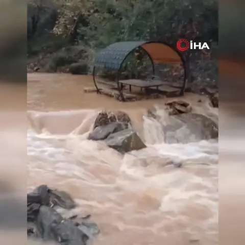 Elazığ'da sağanak yağış sonrası Teke Deresi'nde taşkın meydana geldi