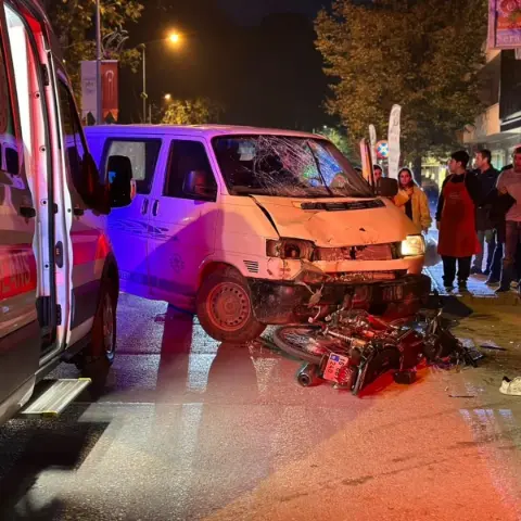 Bursa'da korkutan kaza: Minibüs ile motosiklet kafa kafaya çarpıştı