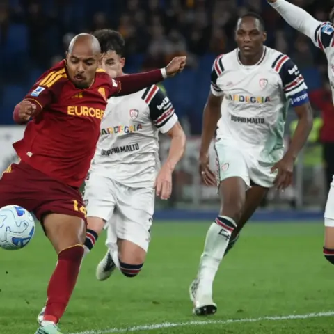 Roma, Cagliari engelini 4 golle geçti