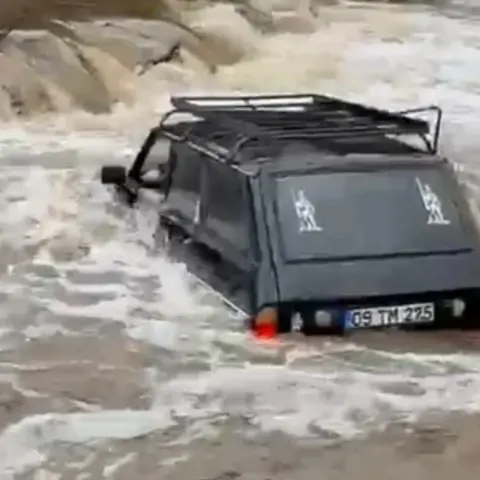 Aydın'da korku dolu anlar! Otomobil sel sularına kapıldı
