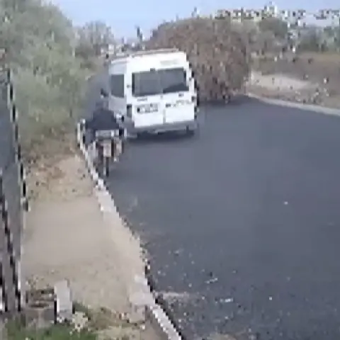 Niğde'de sollama yaparken şarampole devrilen motosikletli ağır yaralandı