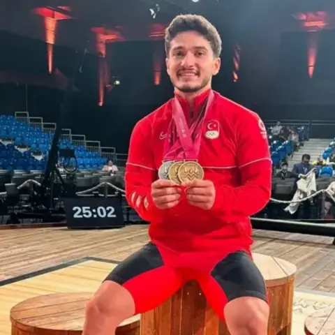 Milli halterci Muhammed Furkan Özbek'ten gümüş madalya!