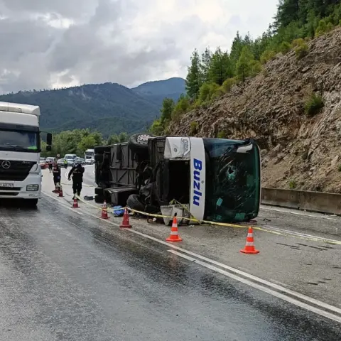 Burdur'da yolcu otobüsünün devrilmesi sonucu bir kişi hayatını kaybetmişti: Şoför tutuklandı