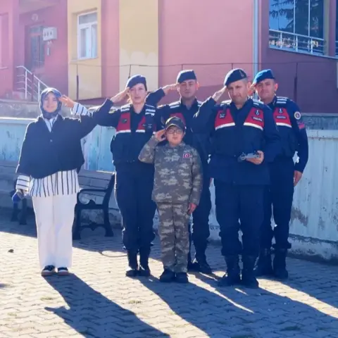 Özel eğitim öğrencisi Alparslan'ın hayali gerçek oldu: Jandarma sürpriz yaptı