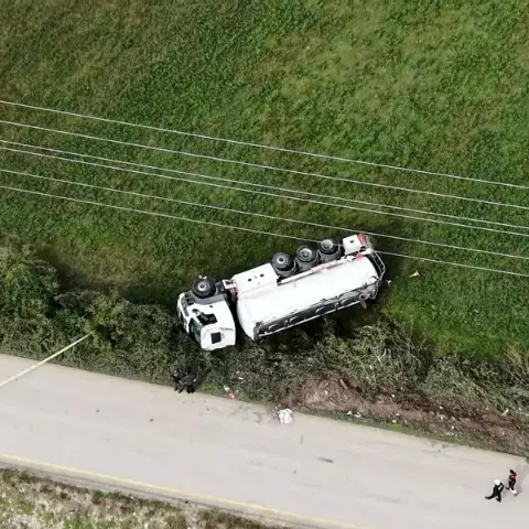 Düzce'de akaryakıt yüklü tanker devrildi: Yol trafiğe kapatıldı