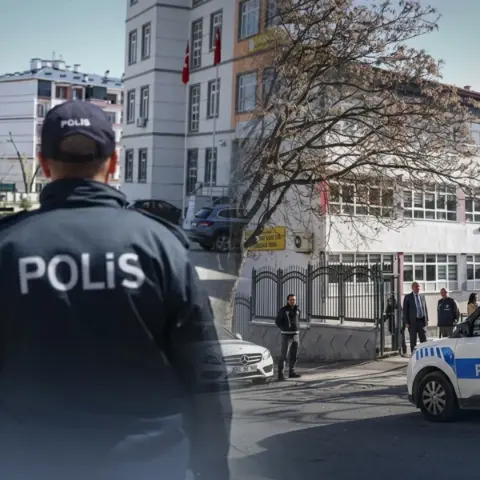 Pazartesi okula gelmeyin' diyen liseli paniğe neden oldu: Evinde arama yapıldı