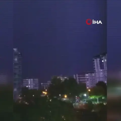 Diyarbakır'da şimşekler geceyi aydınlattı: İki apartmana yıldırım isabet etti