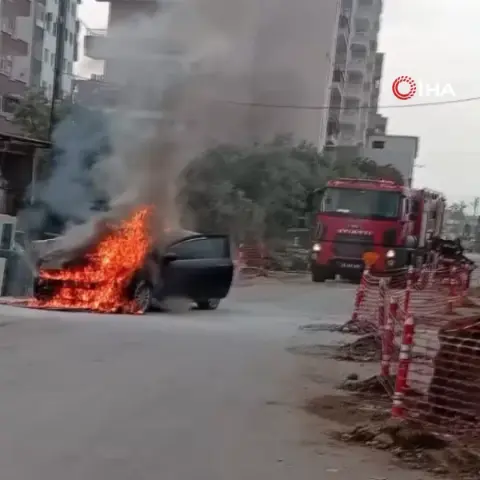 Erdemli'de Park Halindeki Otomobil Alevlere Teslim Oldu