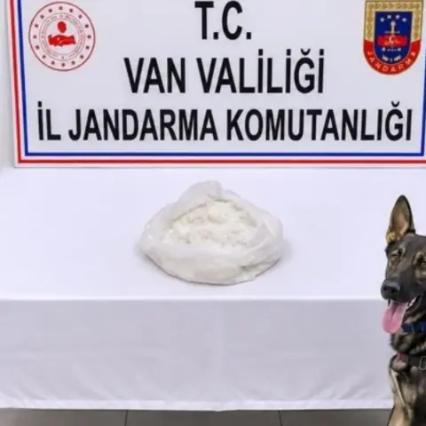 Yolcu otobüsünde narkotik köpeği harekete geçti! Çantasından çıkan şaşırttı