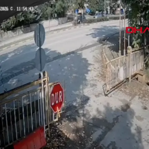 Otomobilin çarptığı yaya geçidindeki bisikletli hayatını kaybetti