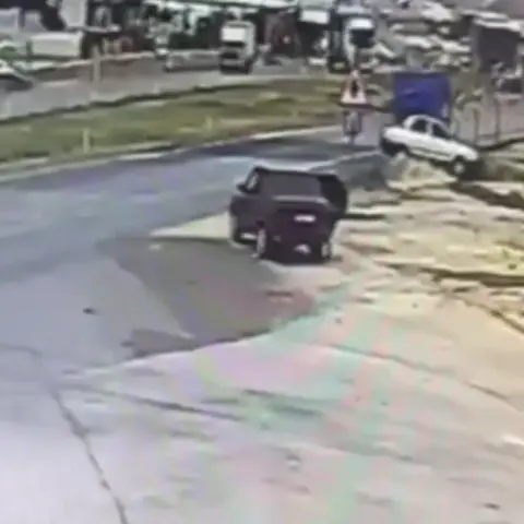 Gaziantep Nizip'te otomobil menfeze uçtu: İki kişi yaralandı