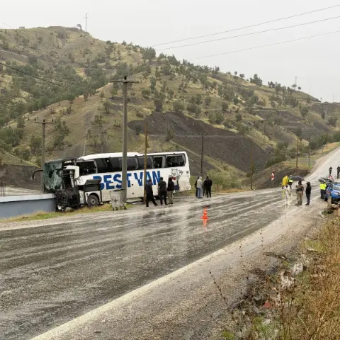 Şırnak'ta tırla çarpıştıktan sonra eve çarptı: 15 kişi yaralandı