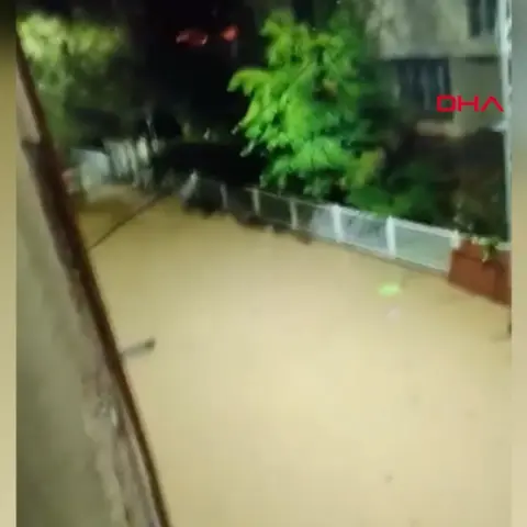 Çanakkale Biga'da sağanak nedeniyle cadde ve sokaklar göle döndü