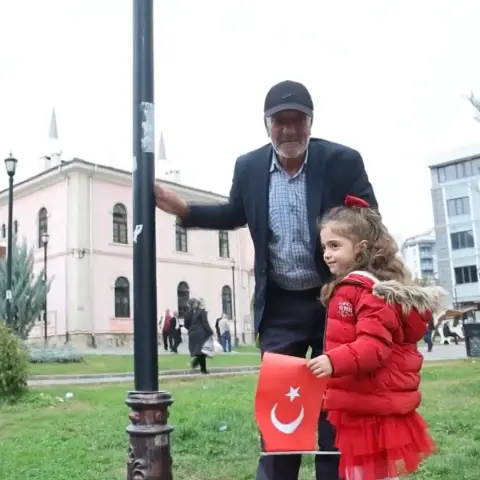 Elazığ'da minik öğrencilerin "Ölürüm Türkiyem" şarkısını söylediği anlar yaşlı adamı duygulandırdı