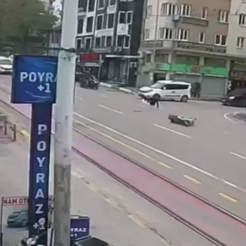 Bursa Osmangazi'de motosikletin yayaya çarptığı kaza kameraya yansıdı