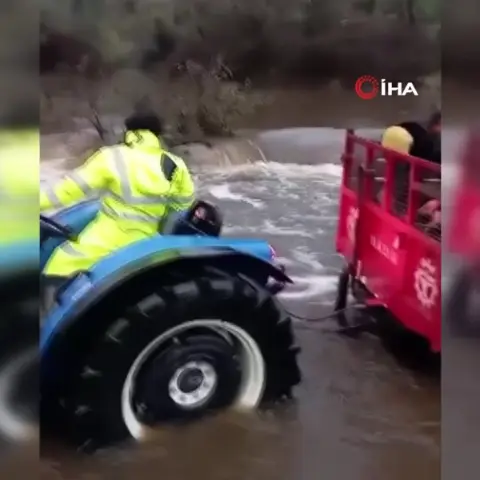 Aydın'da dereye uçan otomobil sulara gömüldü: İki kişi traktörle kurtarıldı