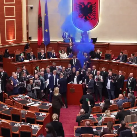 Arnavutluk Meclisi'nde muhalefet vekillerinden meşaleli protesto