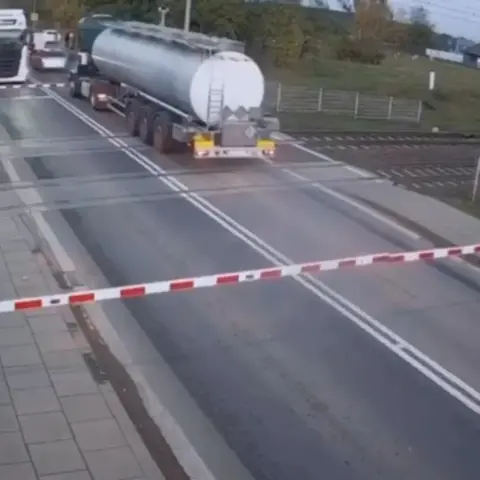 Polonya'da hemzemin geçitte mahsur kalan tanker az kalsın trenin altında kalıyordu