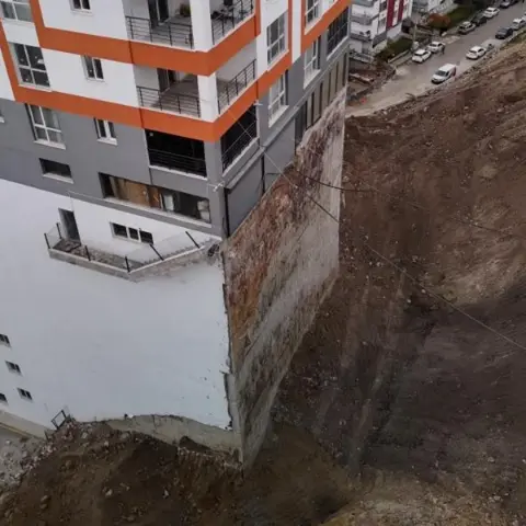 Mamak'ta istinat duvarı yıkılan 17 katlı bina boşaltıldı: Ortaya çıkan temelin estetikten uzak görüntüsü kamerada