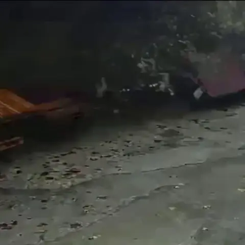 Zonguldak'ta tonlarca tonluk istinat duvarı böyle çöktü: Köpekler telef oldu, araçlar enkaz altında kaldı