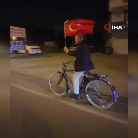 Iğdır'daki Cumhuriyet Bayramı konvoyunda bisikletli yaşlı vatandaş duygulandırdı