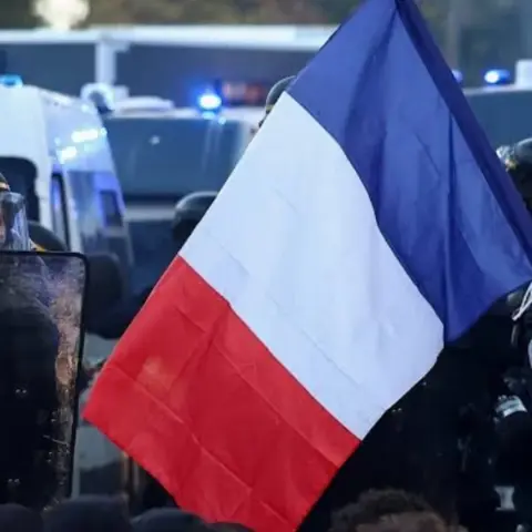 Fransa'da'çok yüksek risk' alarmı: Cumartesi günü 70 bin polis sokağa iniyor