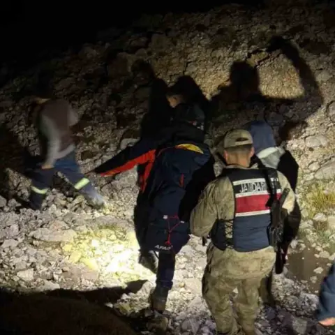 Sisli havada keçilerini ararken kaybolan iki kişi kurtarıldı