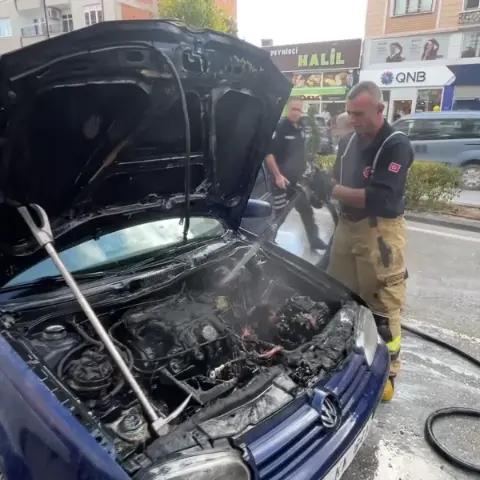 Karaman'da yangın çıkan otomobil itfaiye ekiplerince söndürüldü