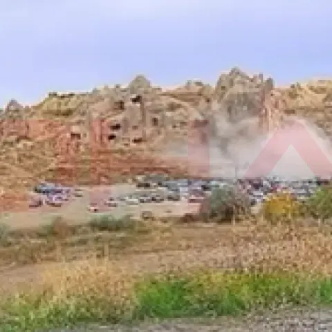 Nevşehir Göreme'de peribacasından kopan kayaların düşme anı kamerada