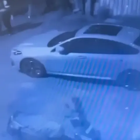 Beyoğlu'nda kayınpederinin evini bastı, havaya ateş açtı