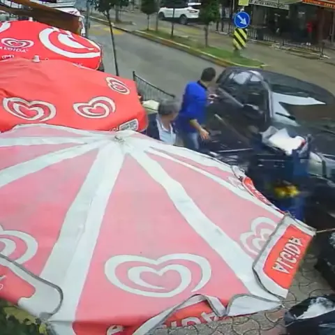 Giresun Gazi Caddesi'nde kontrolden çıkan otomobil yayalara çarptı