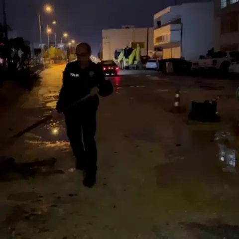 Araçlar zarar görmesin diye küreği eline alan polis memurları takdir topladı