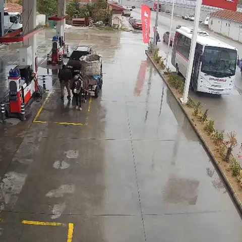 Edirne'de yakıtı biten otomobili at arabasıyla çektiler