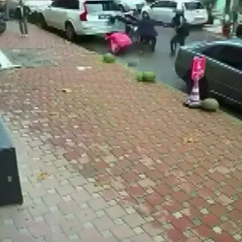 Çekmeköy'de akü değişimi sırasında kontrolden çıkan motosiklet araçlara çarptı