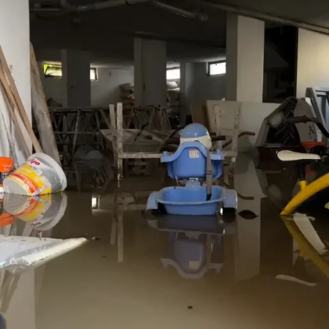 Mersin'de yağışın verdiği hasar sabah ortaya çıktı: Sel suları araçları sürükledi