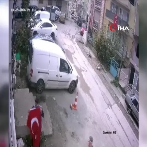 Evin balkonunda asılı olan Türk bayrağı yere düştü: Yoldan geçen gençten örnek davranış