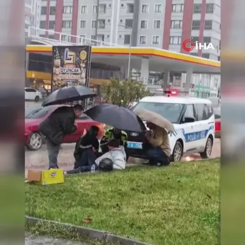 Kastamonu'da kazada yaralanan sürücüye polis şemsiye tuttu: O anlar kamerada