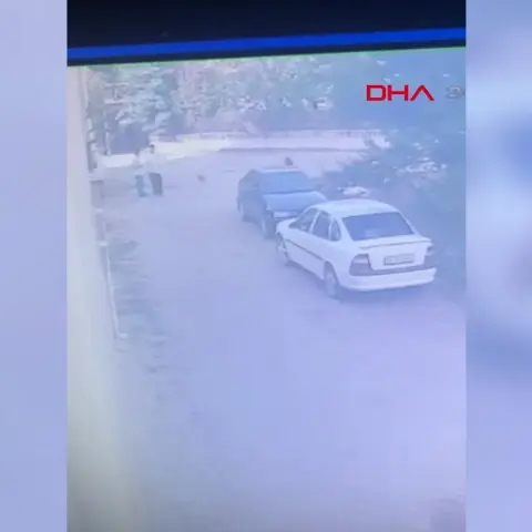 Bolu'da park halindeki araçtan hırsızlık anı kamerada