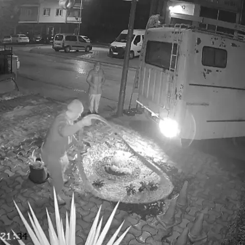 Bursa'da inanılmaz kiracı-mülk sahibi gerilimi: Süs havuzunu parçaladı, karavanla girişi kapattı