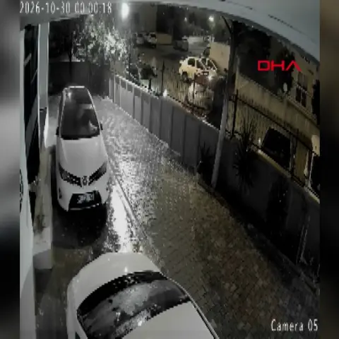 Adana'da sokak ortasında havai fişek patlattılar; balkon ve araçlara zarar verdiler
