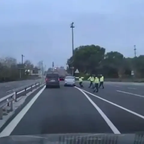 Sakarya'da film gibi kovalamaca: Ters yöne girip dehşet saçtı, tır şoförü ezilmekten kıl payı kurtuldu