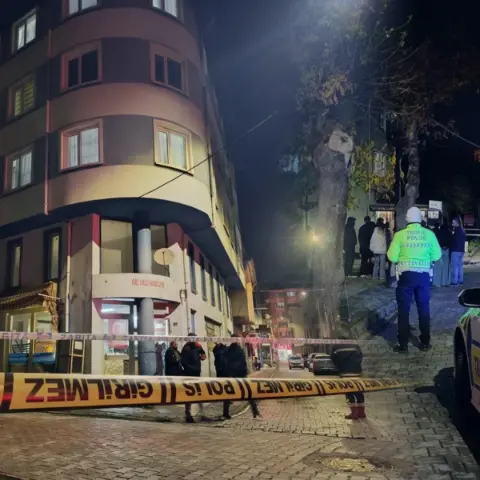 Mahallede büyük panik! Fayanslar çatladı: 4 katlı bina boşaltıldı