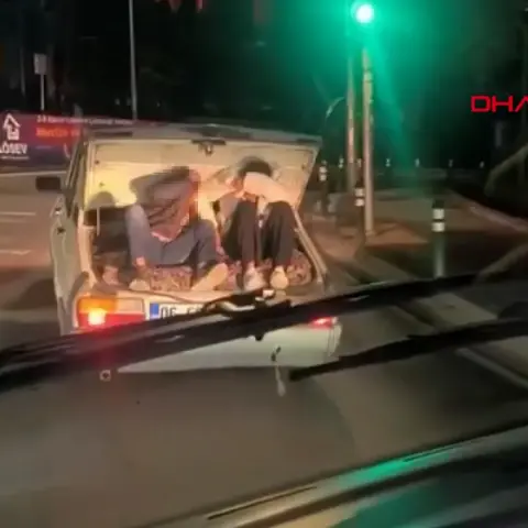 Küçükçekmece’de çocukların otomobil bagajındaki tehlikeli yolculuğu kameraya yansıdı