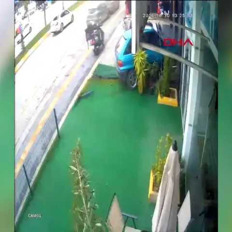 Çorum'da otomobil mağazaya daldı: Fren yerine gaza bastı