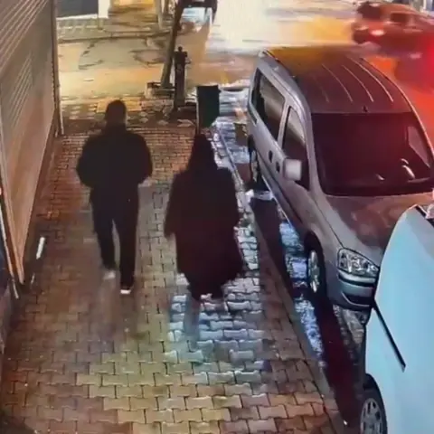 Adıyaman'da kavşakta çarpışan iki otomobil iş yerinin vitrinine girdi