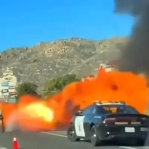 Otobanda alev alan araç aniden patladı: İki polis memuru alevlerin arasında kaldı
