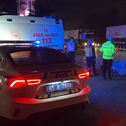 Manisa’da feci kaza: TIR'la çarpışan motosikletin sürücüsü öldü