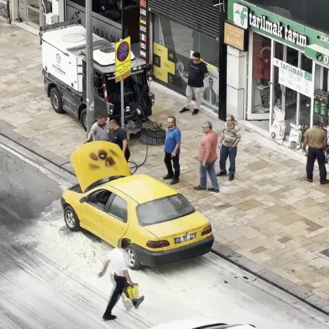 Pamukkale'de Yanan Otomobile Temizlik İşçilerinden Hızlı Müdahale
