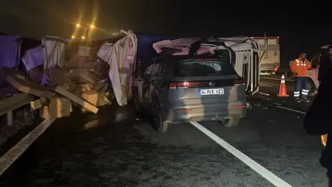 Otoyolda karşı şeride geçen TIR faciaya neden oldu: Otomobil sürücüsü kurtarılamadı